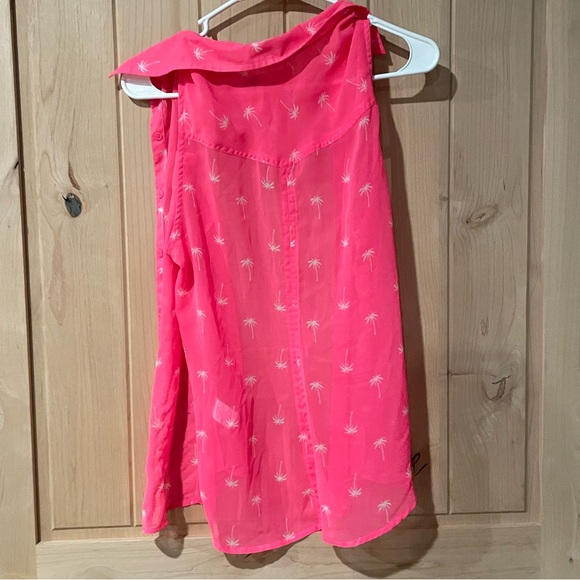 🔥🔥SO XL button down sleeveless blouse. Hot pink with palm trees. Silk like. - Picture 2 of 5